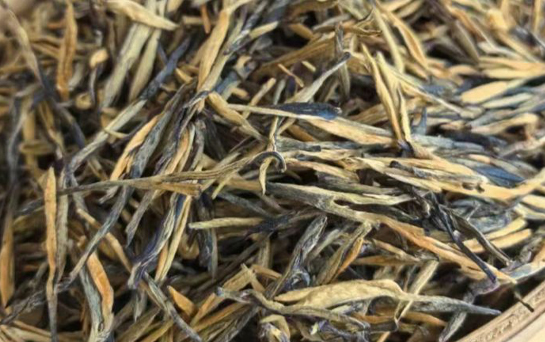 几十公斤茶叶试错！余秋蓉闭门研发滇红 2 号​